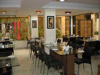 Crestwood Hotel Kolkata Restaurant